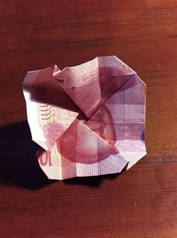 怎么折玫瑰花（【表白神器】人民币折玫瑰花图解教程 如何用100元钱折玫瑰花）